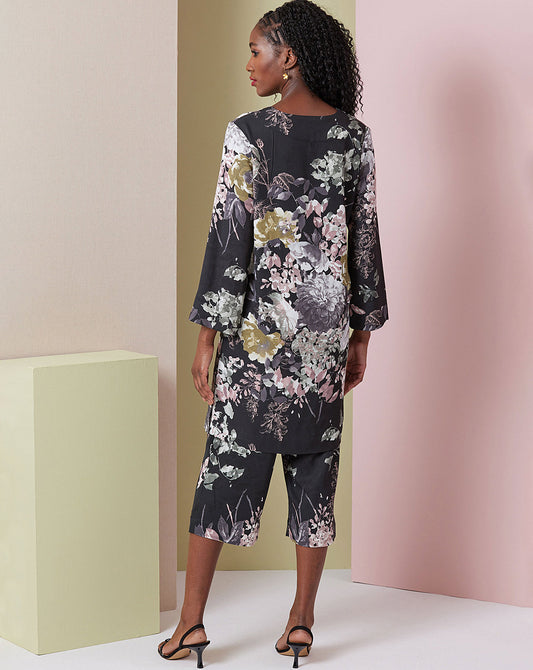 Symönster Vogue Patterns 2019 - Blus Tunika Byxa Pyjamas - Dam | Bild 1
