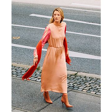 burda symönster dammaxiklänning med ståkrage, dold knappslå och klockkjol 11/24 #108 